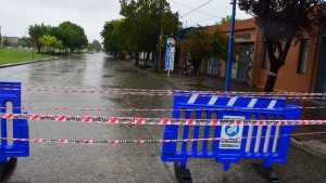 Cortan el tránsito en 9 de Julio y Misiones: más calles inundadas por la lluvia en Roca