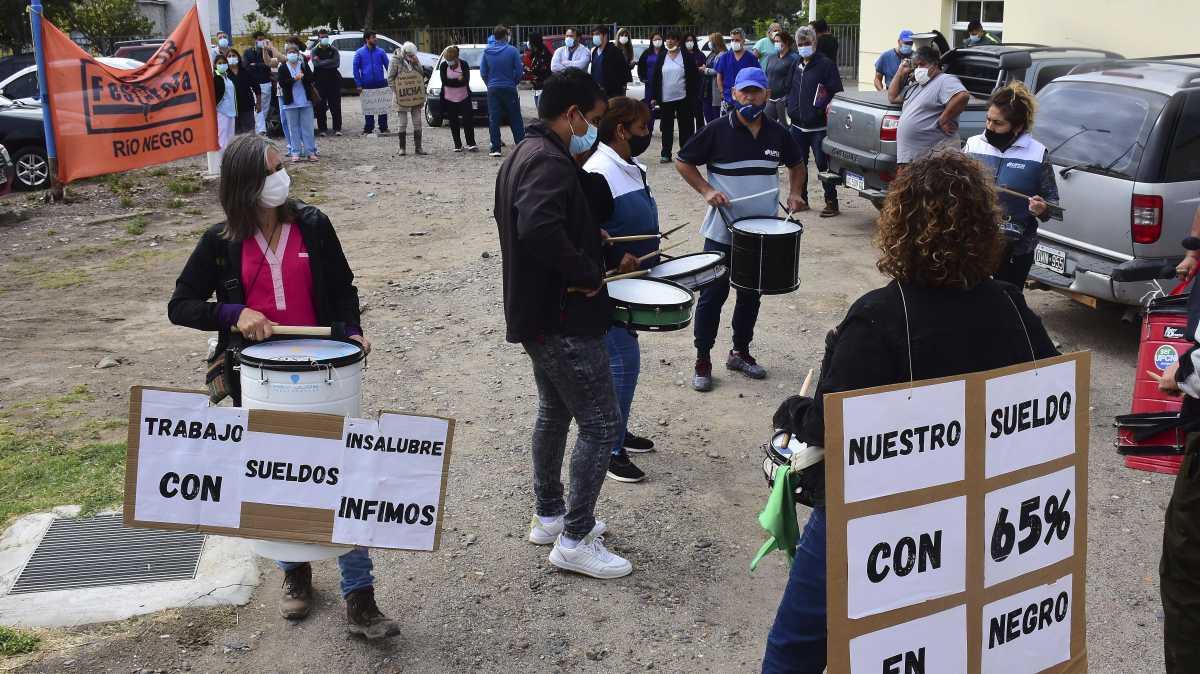 Protesta de trabajadores de la salud por "salarios dignos" en Roca. Foto: Cesar Izza