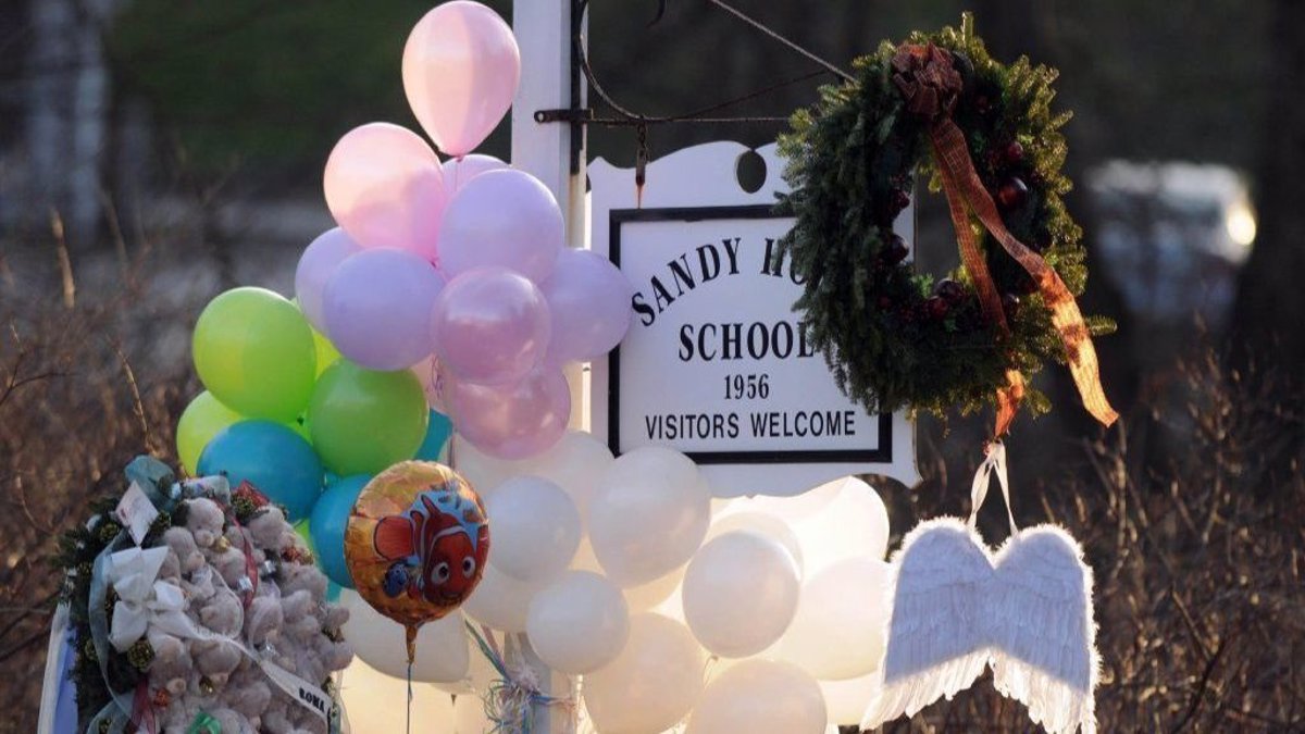 Altar improvisado en honor a las víctimas del tiroteo masivo en la escuela Sandy Hook, que ocurrió en 2012.