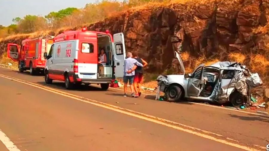 El coche en el que viajaban los argentinos quedó destruido por el impacto.-