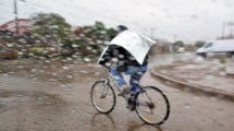 Imagen de En Viedma sigue la alerta naranja por lluvia y viento para este martes: suspendieron la feria municipal