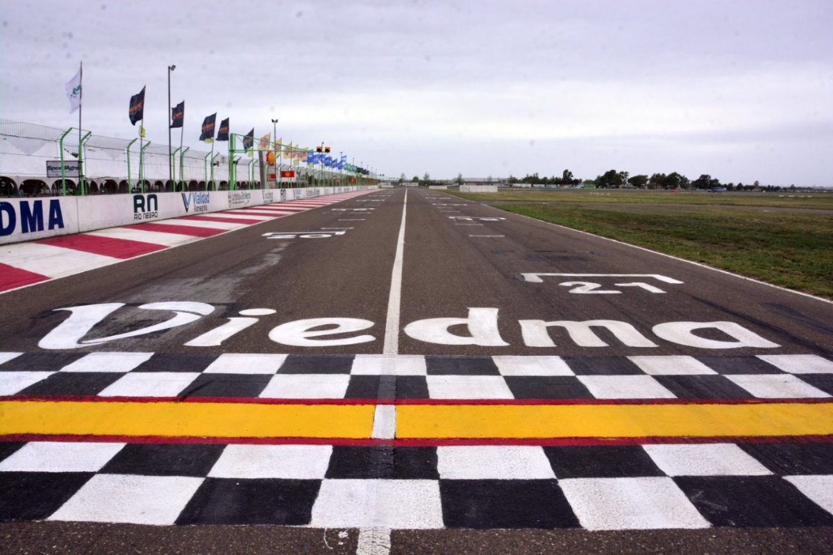 En Viedma ajustan los últimos detalles de cara a la primera fecha del TC. (Foto: Marcelo Ochoa)