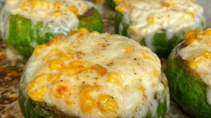 Zapallitos rellenos con choclo, queso gratinado y salsa blanca