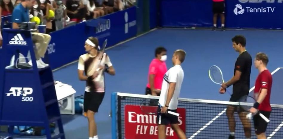 Zverev golpeó al juez principal con su raqueta luego de perder su partido de dobles.