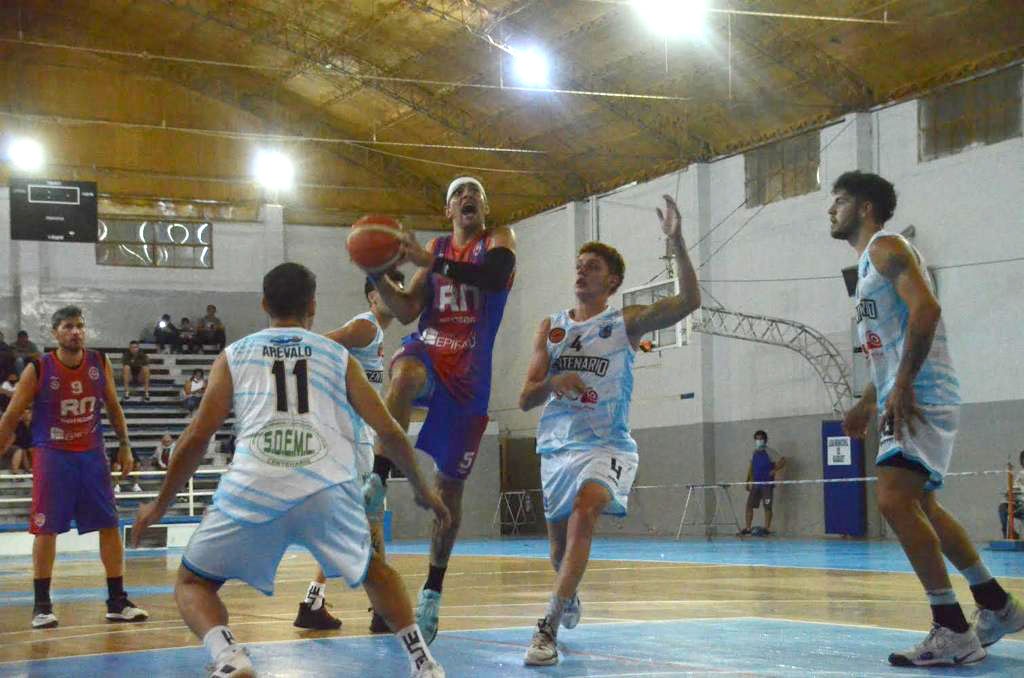 Friccionado y parejo, resultó el duelo de anoche que animaron Roca y Centenario. Cabré intenta perforar la zona visitante y es detenido con falta. Foto Gino Avoledo