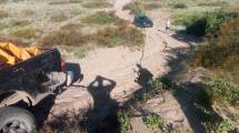 Imagen de El rescatador de autos varados en la playa hizo 400 km para sacar la 4×4 de un neuquino en Las Grutas