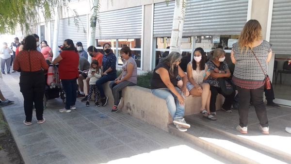 La protesta de los vecinos en a sede del EPEN. Foto: Facebook RadioArenas105.5