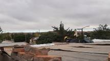 Imagen de El temporal de viento en Rincón dejó caída de árboles, postes, voladuras de techos y dos incendios