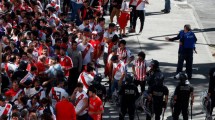 Imagen de Detuvieron a 16 hinchas de River por incidentes afuera del Monumental