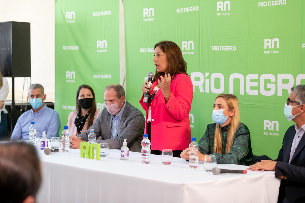 La gobernadora Carreras sumó a Banacloy a la mesa principal del acto del miércoles pasado en Roca, donde la intendenta Soria dio el primer discurso.  