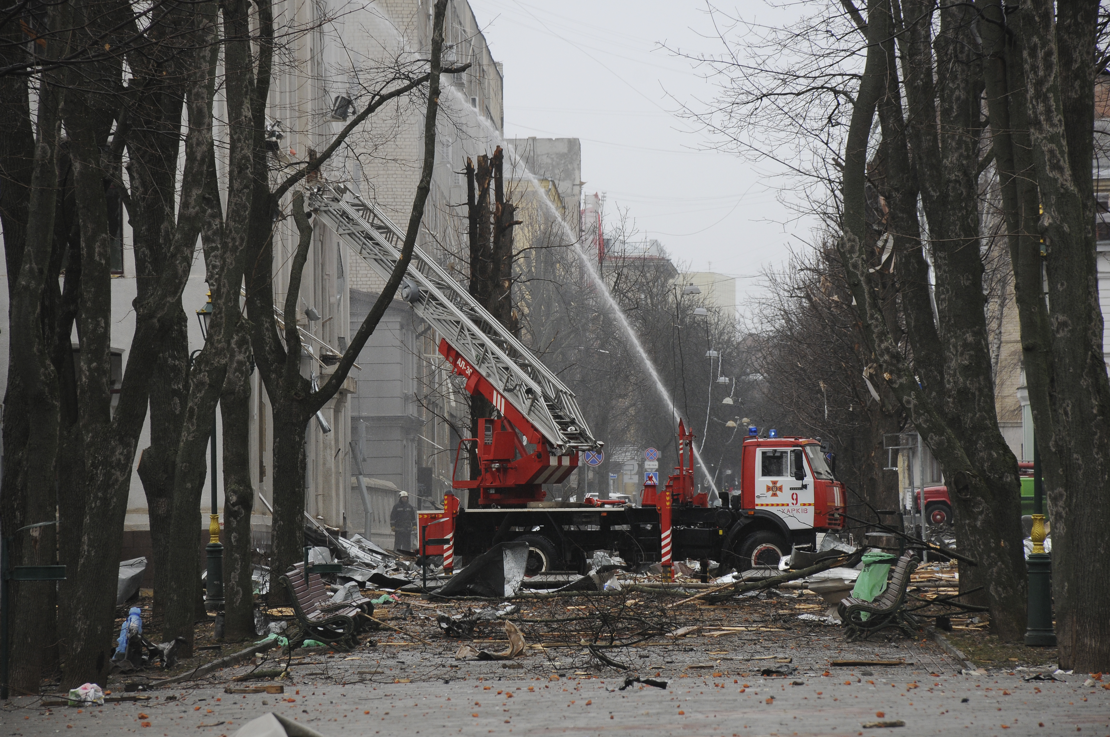 Los bomberos extinguen un edificio del Servicio de Seguridad de Ucrania (SBU) después de un ataque con cohetes en Járkov.