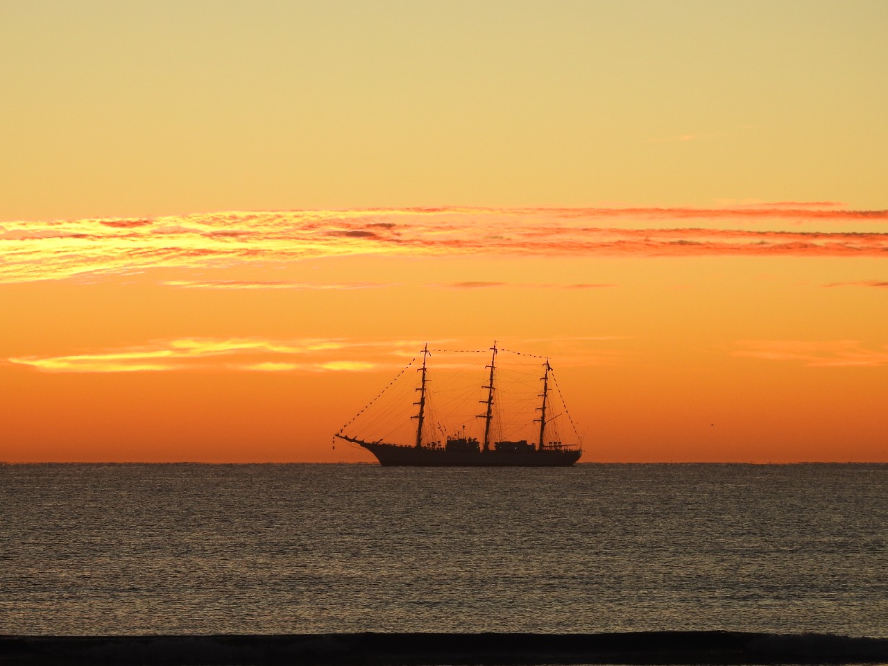 Un espectáculo: la Fragata Libertad frente a la costa de Puerto Madryn (Chubut, Patagonia). Fotero Patagónico