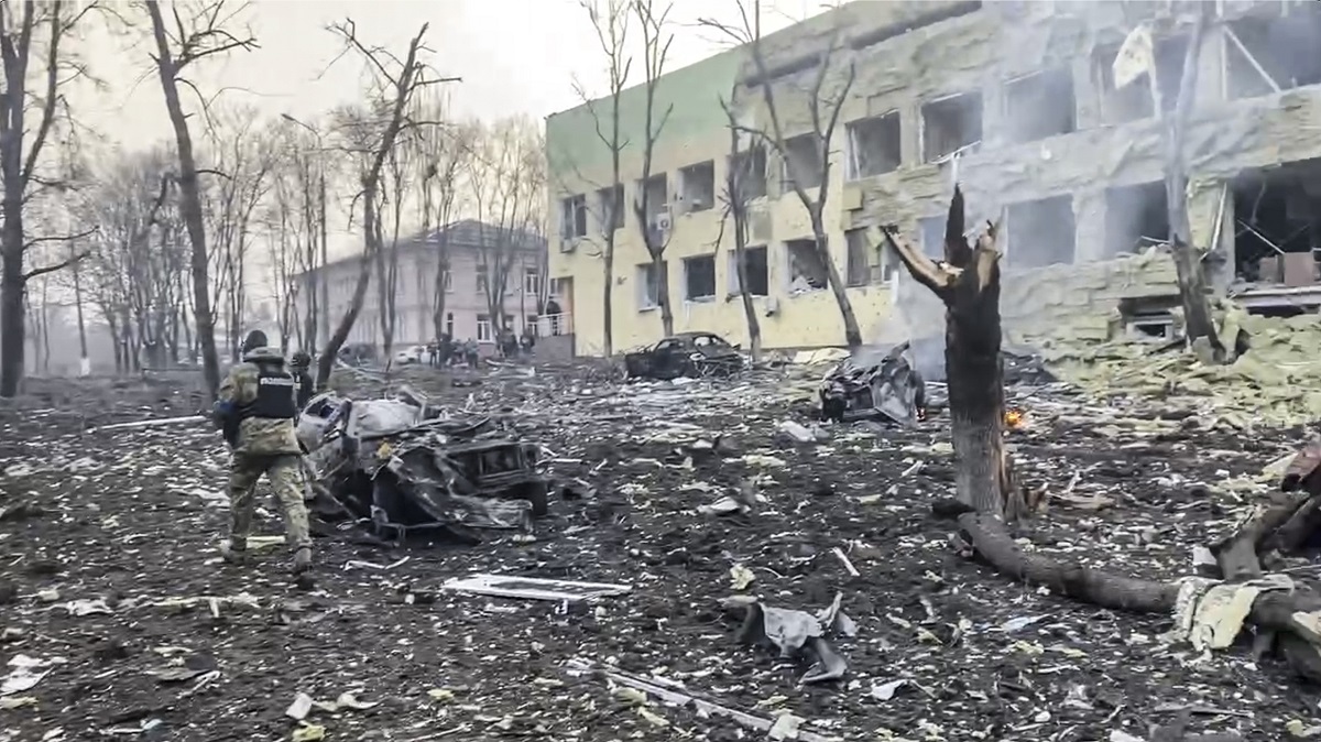 Un ataque ruso dañó gravemente el hospital infantil y la sala de maternidad en la ciudad portuaria sitiada de Mariupol. dijeron funcionarios ucranianos. Foto: AP 