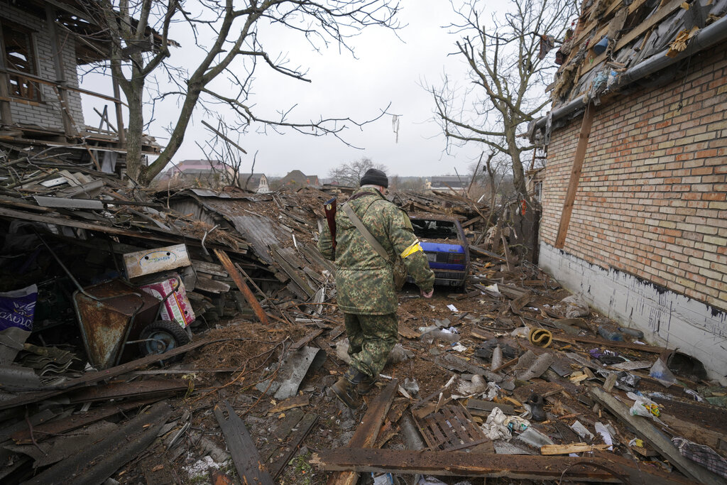 A una semana del inicio de la invasión rusa a Ucrania, ambos gobiernos anunciaron la cantidad de bajas. (AP Photo/Vadim Ghirda)