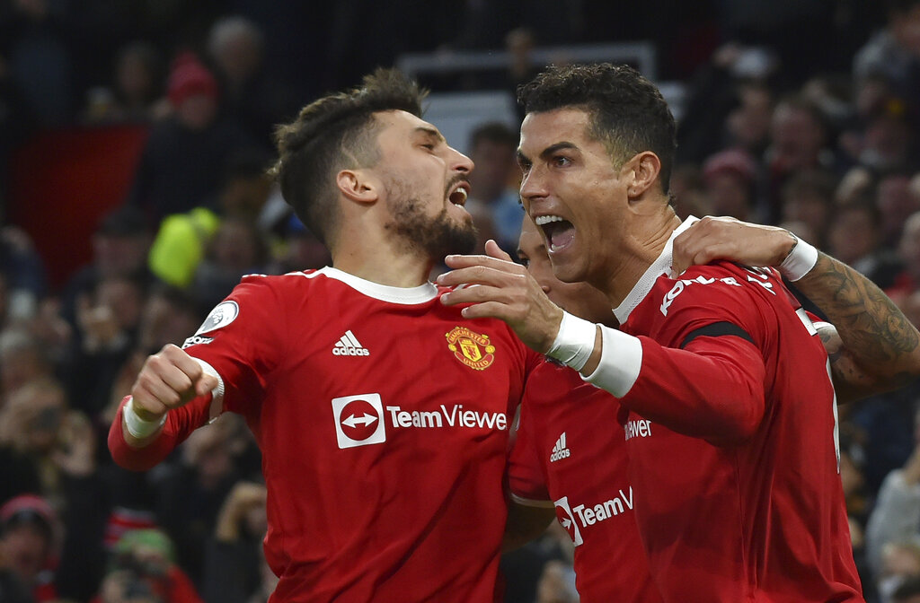 Cristiano facturó por triplicado en la victoria del Manchester United. (AP Photo/Rui Vieira)