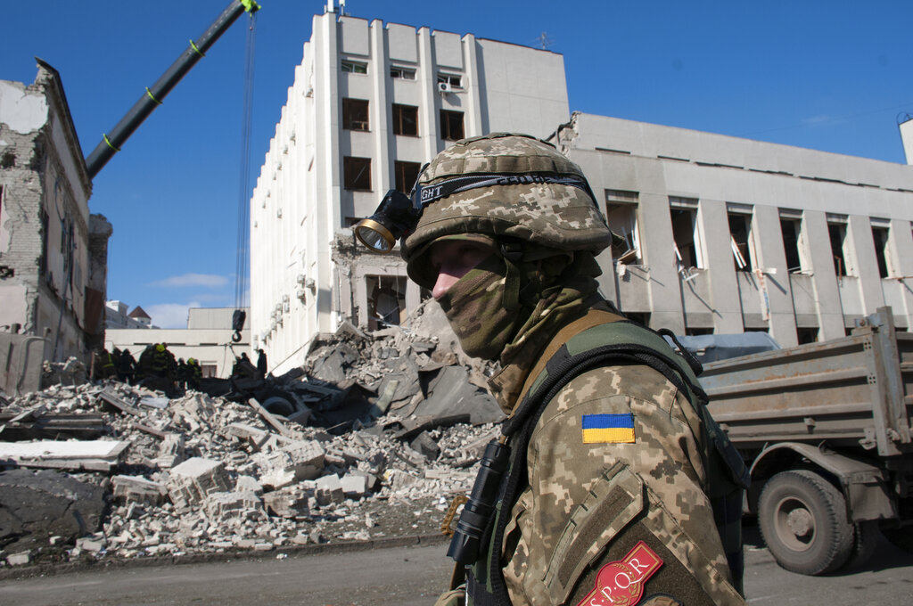 Las negociaciones de paz entre Rusia y Ucrania siguen estacandas. (AP Photo/Andrew Marienko)