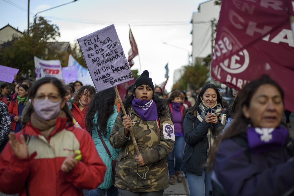 Bajo el lema -la deuda es con nosotras-, miles de mujeres marcharon bajo la lluvia esta tarde en Bariloche por el 8M. (Foto: Marcelo Martinez)