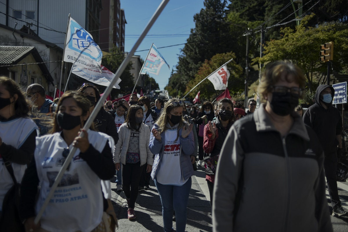 Los gremios estatales de Río Negro cumplen hoy la primera jornada de 48 horas de paro provincial y marcharon en Bariloche. Foto: Marcelo Martinez