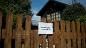 Acampan en el Centro Cívico por la falta de alquileres permanentes en Bariloche