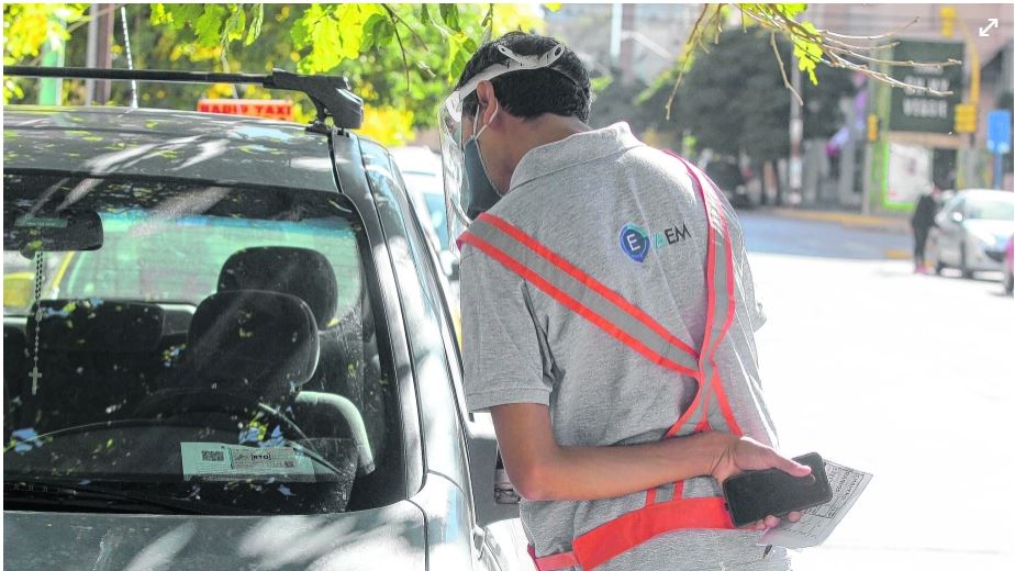 El cobro del estacionamiento cambia este martes, feriado. (Foto archivo).-
