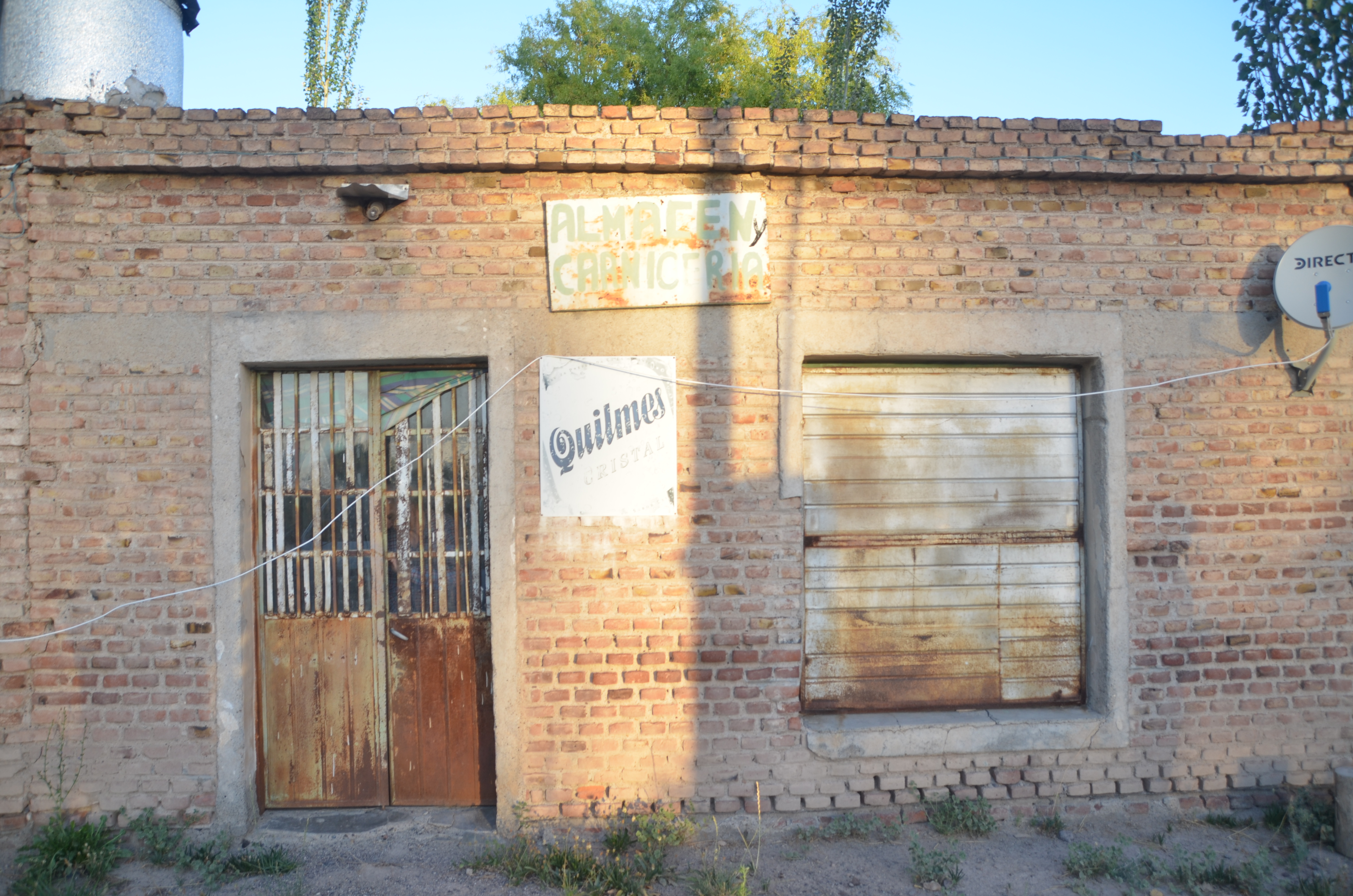 La fachada del almacén sigue intacta. Cartelería casera y con los ladrillos construidos por la propia familia San Nicolas. Foto Gino Avoledo