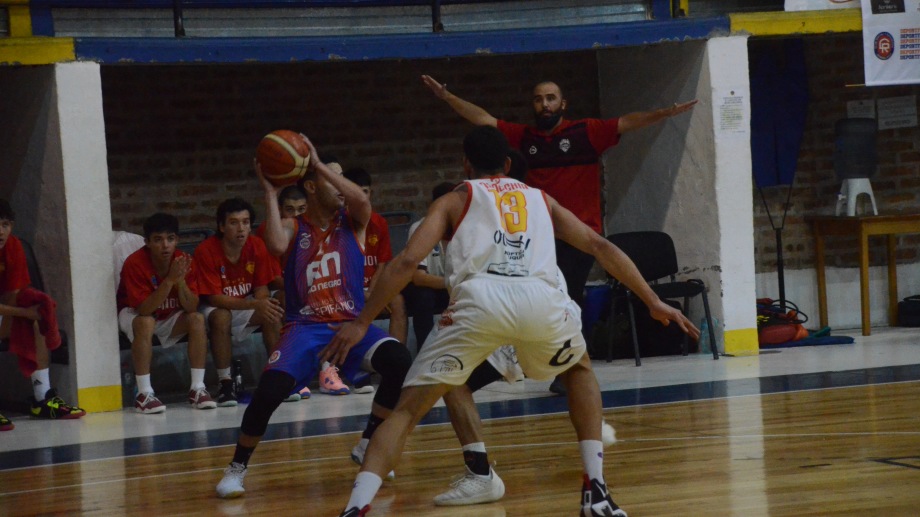 Emiliano Bell está al frente de la conducción de Roca, que hoy buscará otra victoria ante la ADC, en el poli. Foto archivo Gino Avoledo