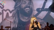 Imagen de Video: Miley Cyrus se quebró en el homenaje a Taylor Hawkins, baterista de Foo Fighters