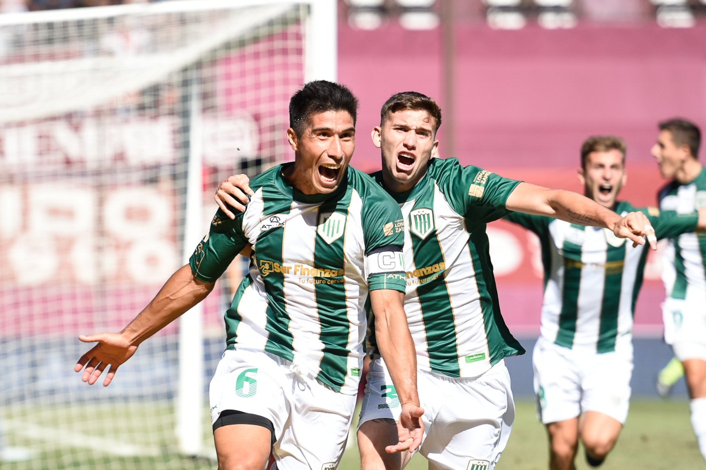 Luciano Lollo festeja el único gol de la tarde en el estadio Néstor Díaz Pérez, La Fortaleza de Lanús. 