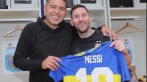 Imagen de Una foto que dice muchas cosas: Riquelme le regaló la ’10’ de Boca a Messi