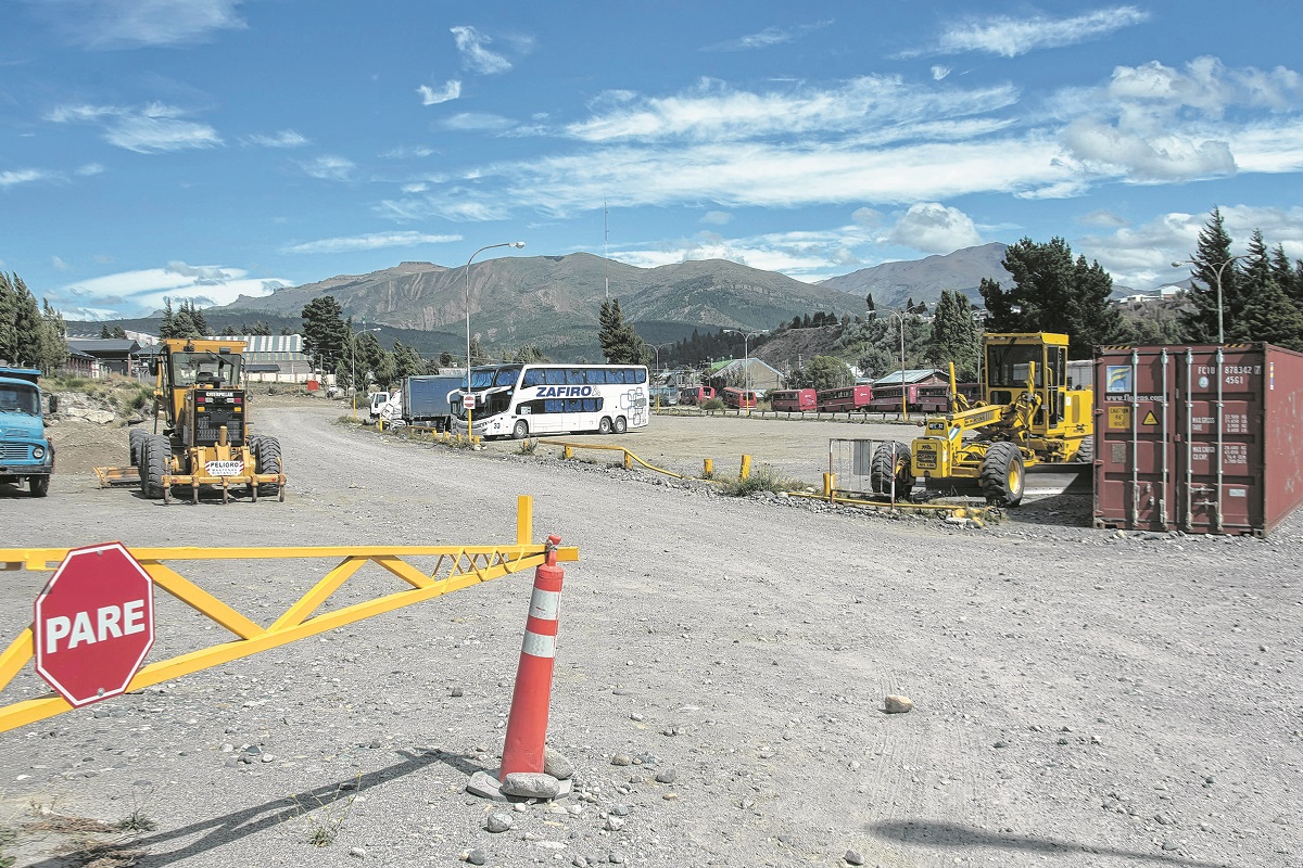 Las cuatro motoniveladoras y el resto de las máquinas alquiladas están a cargo de la secretaría de Servicios Públicos municipal. Foto: Marcelo Martínez