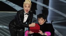 Imagen de Por qué Liza Minnelli se presentó en los Oscar 2022 en silla de ruedas