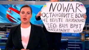 Irrumpió en el noticiero más visto de Rusia para criticar la invasión a Ucrania: «Les están mintiendo»