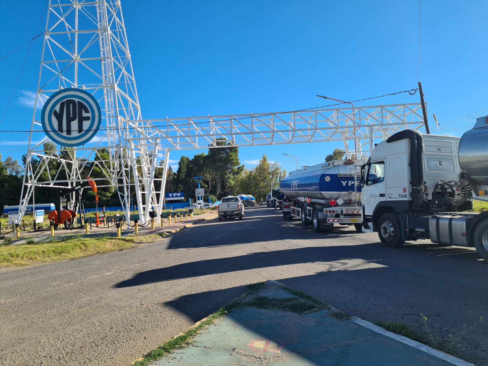 Eran siete los vigiladores que cortaron el paso en la refinería de YPF.