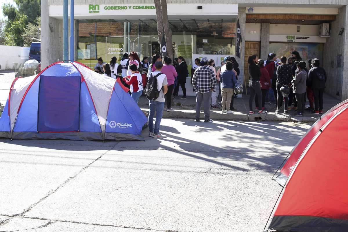 El acampe se lleva a cabo sobre calle 9 de Julio casi España. Foto Juan Thomes.