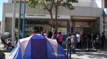 Imagen de Acampan frente a la delegación de Gobierno en Roca y piden por módulos alimentarios para comedores