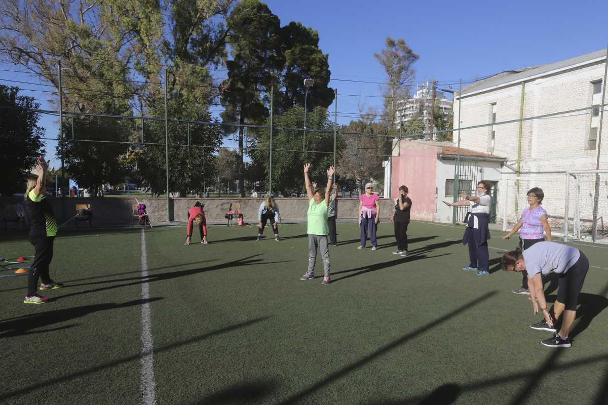 Los encuentros se realizan los martes y jueves, muy temprano en la mañana. Los  adultos mayores disfrutan de espacios lúdicos en los encuentros.  Foto Juan Thomes