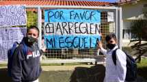 Imagen de Estudiantes, padres y docentes se unieron en un abrazo simbólico para exigir obras en la Escuela 95 de Roca