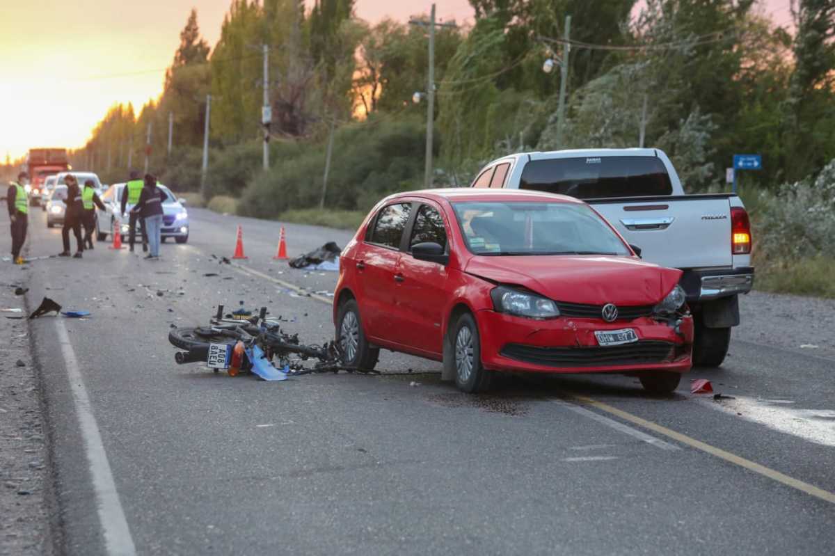 El tremendo impacto involucró a varios vehículos y una motocicleta. Fotos Juan Thomes.