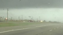 Imagen de Impactante video: un tornado atrapó una camioneta y no te imaginás lo que pasó