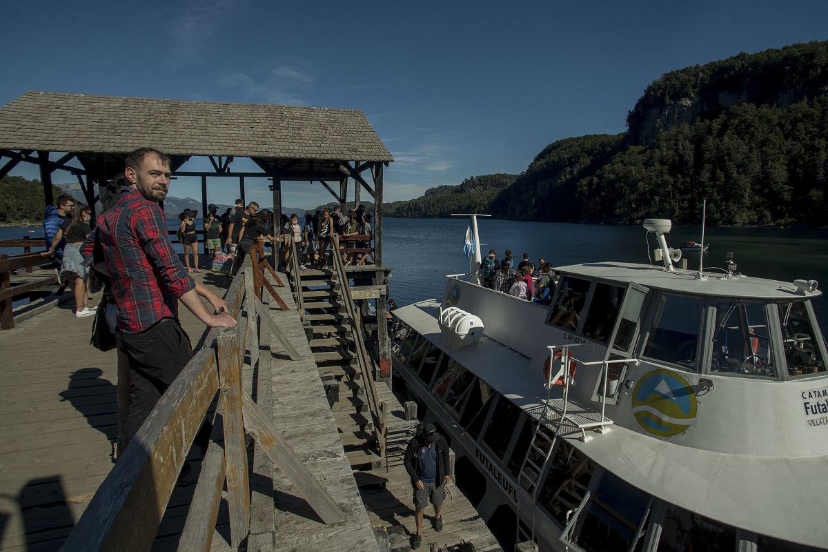 En Villa La Angostura celebran el éxito del verano y esperan que se prolongue el turismo con eventos y el producto nieve en invierno. Foto: Marcelo Martinez