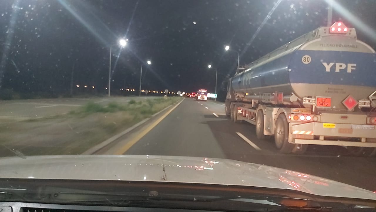 El tránsito de la ruta 22 durante la noche en Arroyito Foto: Gentileza