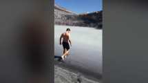 Imagen de Video: un baño en la laguna del cráter del volcán Copahue, una experiencia para pocos