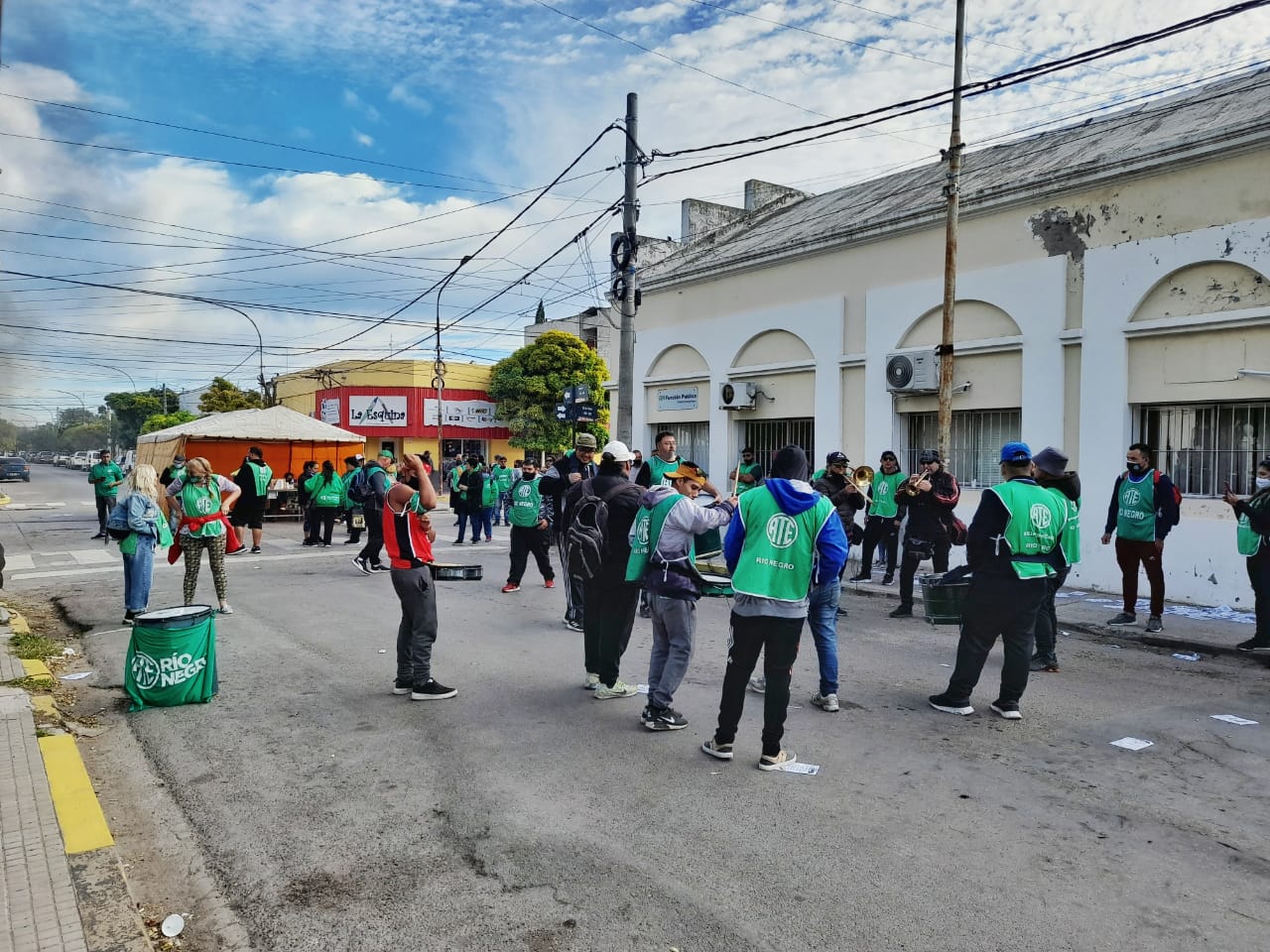 Afiliados al gremio se instalaron 6.30 en los accesos al edificio que se encuentra en inmediaciones de la Residencia de los Gobernadores. (Foto: Marcelo Ochoa)