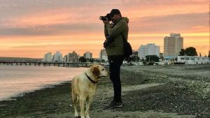 La historia del hombre que ama fotografiar Puerto Madryn y sus ballenas