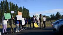 Imagen de Protestas en la Legislatura y en el centro de Neuquén, y hubo cortes de rutas