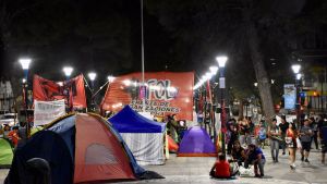 Organizaciones sociales acampan en la noche en el centro de Neuquén «por un salario digno»