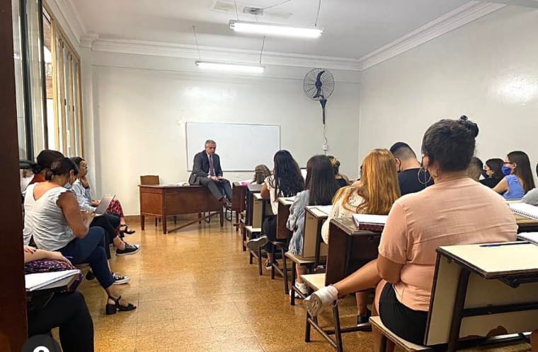 Alberto Fernández volvió a las aulas y lo compartió por sus redes. Foto: 