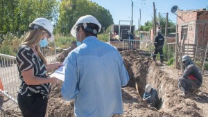 Realizan trabajos para brindar a los vecinos red de gas y agua potable, en dos barrios de Roca