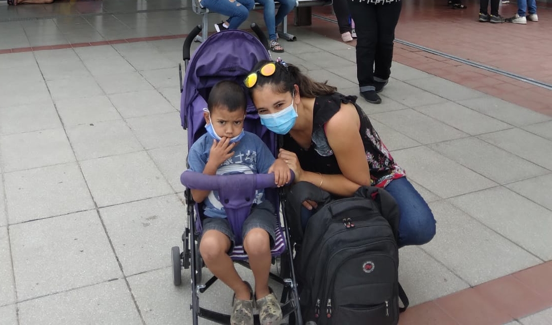 Desde hace más de tres años su mamá lucha por la salud de Vicente. Foto gentileza