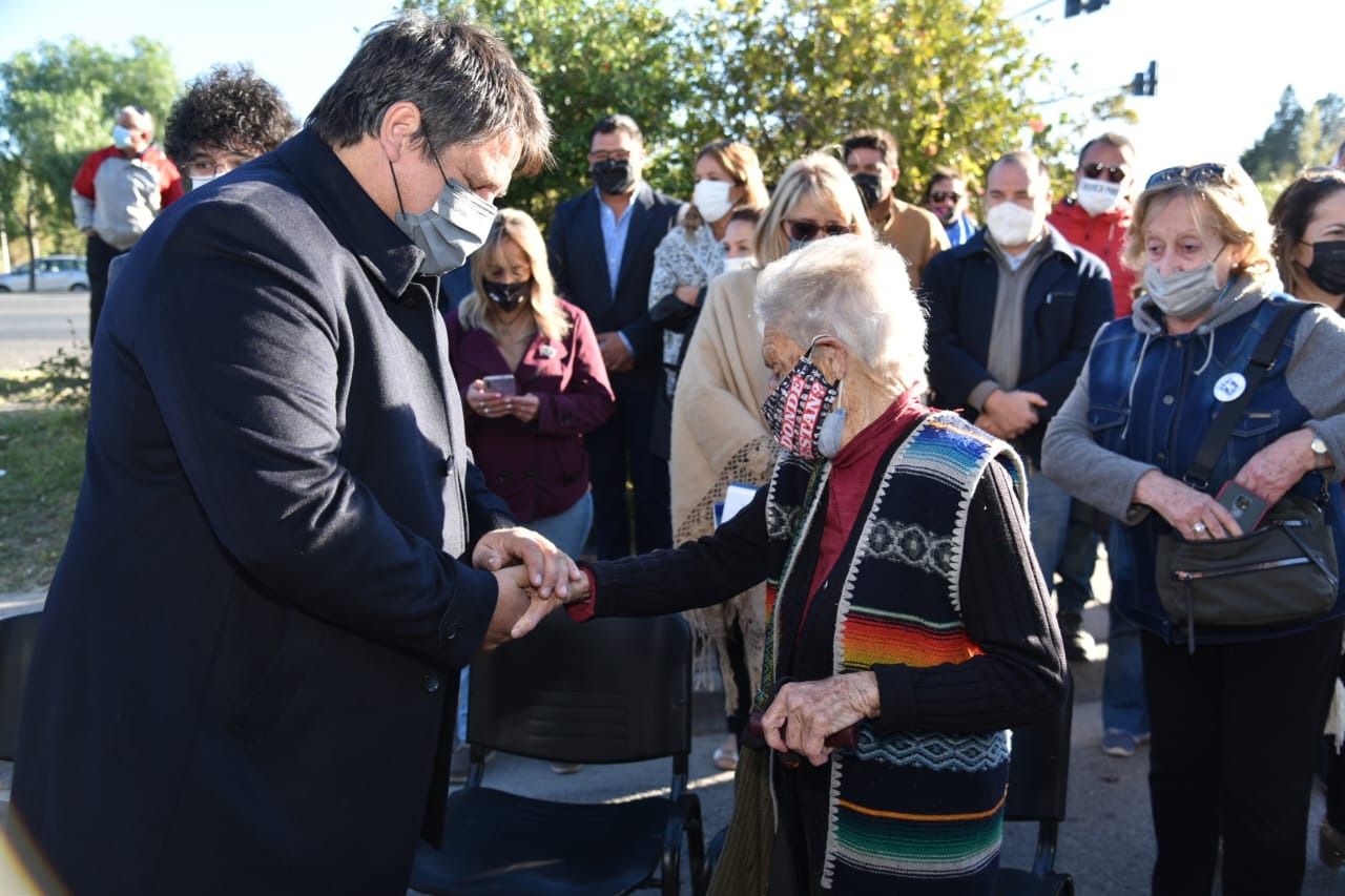 El intendente Mariano Gaido saluda a Noemí Labrune en el parque De Nevares. (Neuquén Capital)